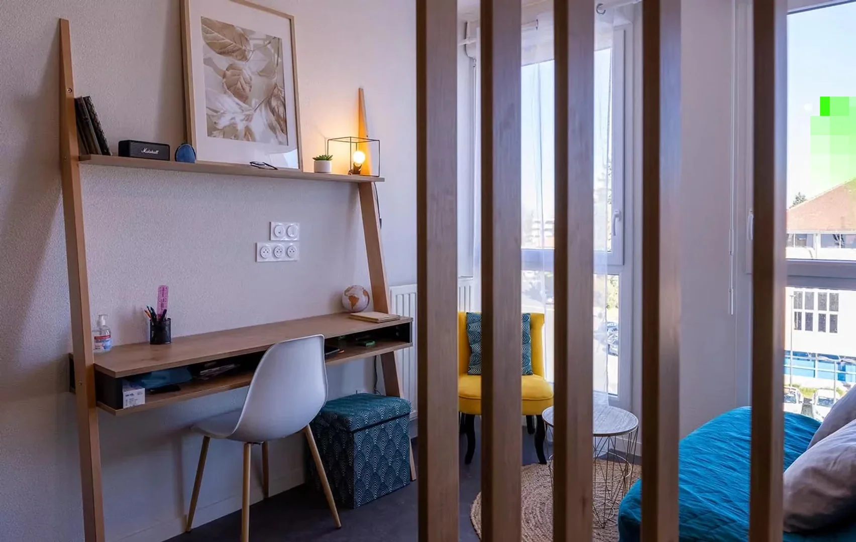 Quarto de estudante luminoso e arejado com acesso fácil à universidade em 
