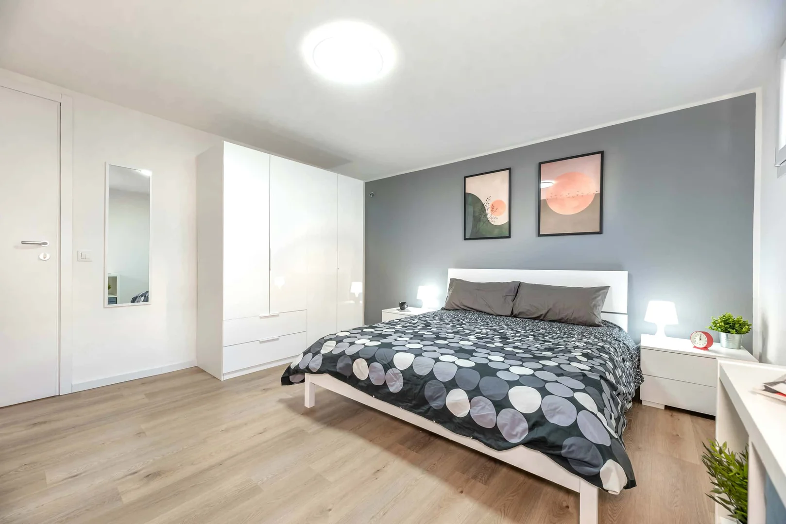 Habitación estudiantil funcional perfecta para estudiar en 