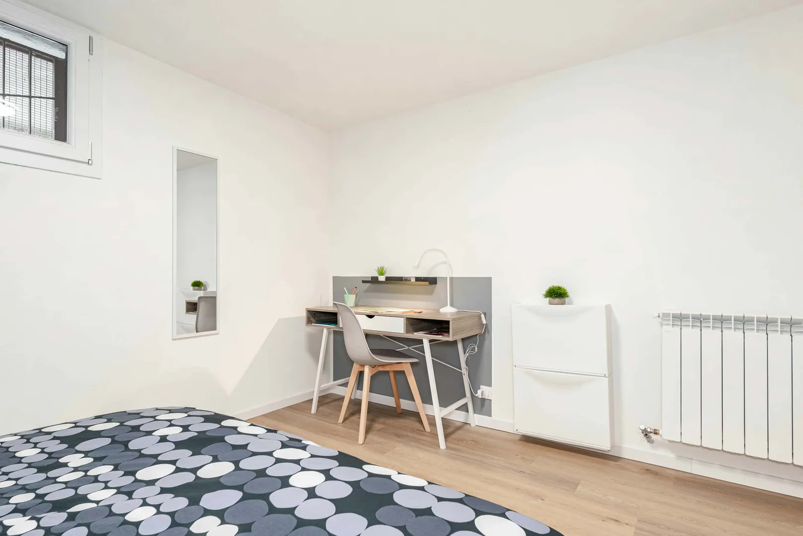 Habitación asequible para estudiantes con buena iluminación en