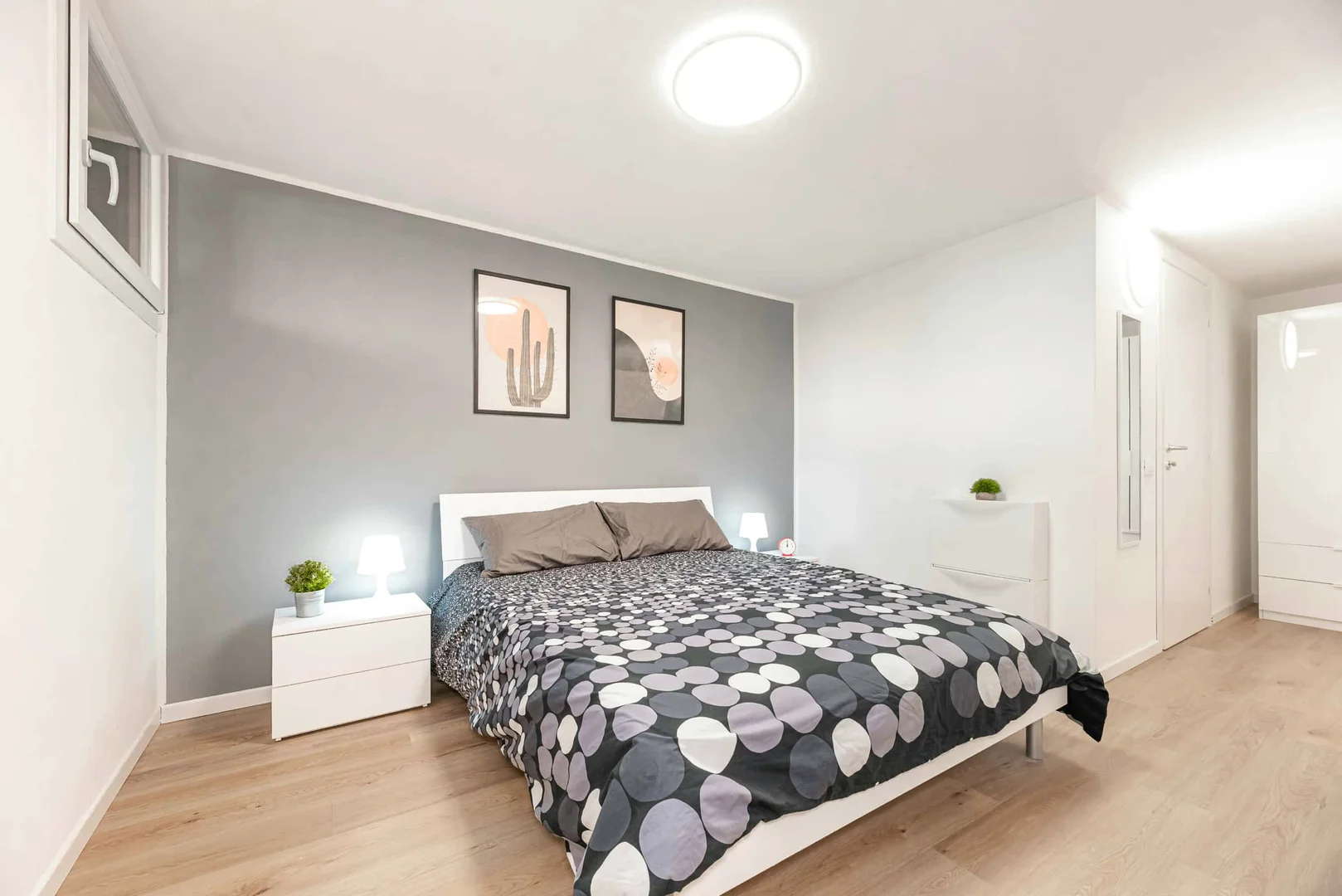 Habitación estudiantil funcional perfecta para estudiar en 