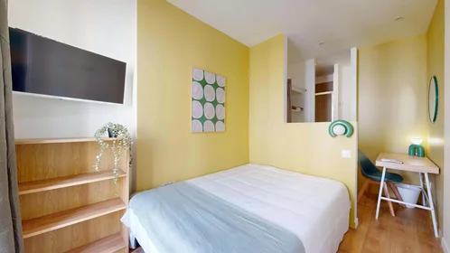 Stanza privata in 19 Rue Pierre Albrand, 13002 Marseille, France, immagine 1 di 10