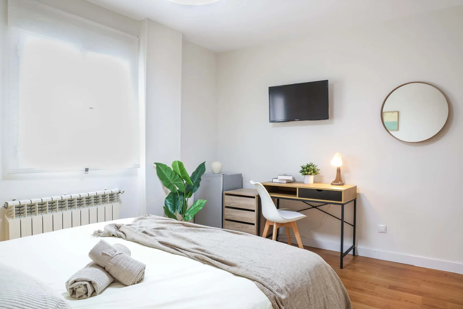 Bright and airy student room with easy university access in 