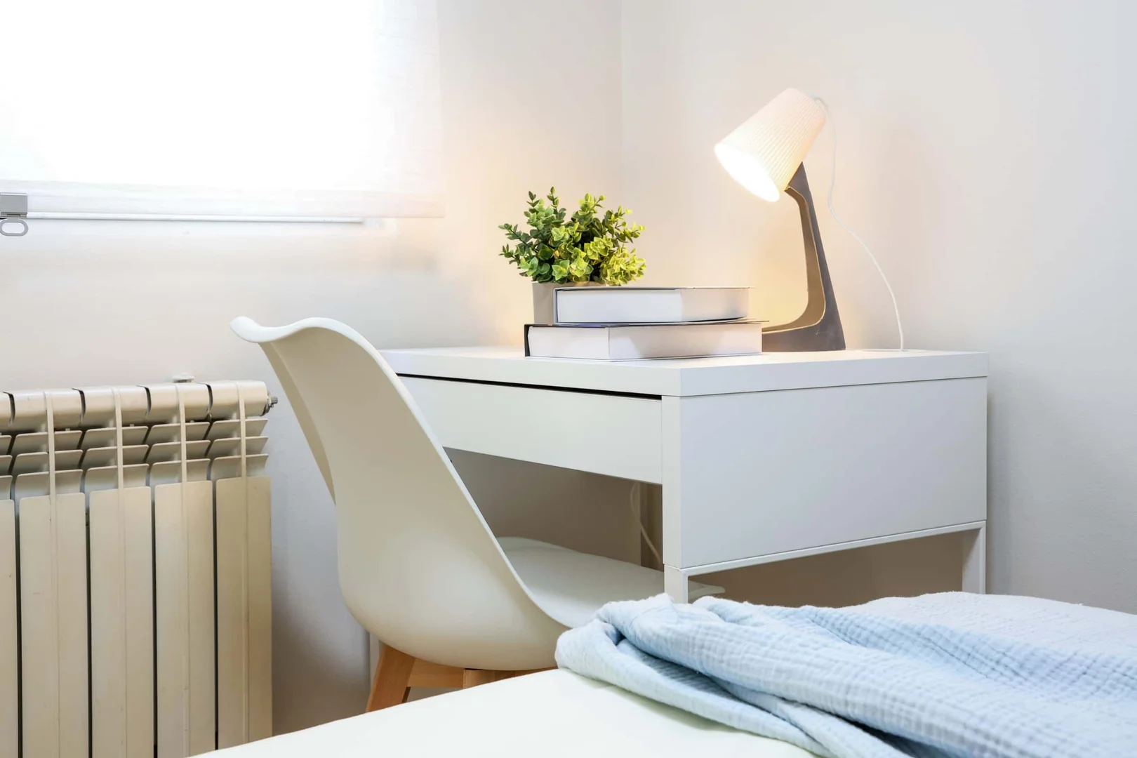 Functional student room perfect for studying in 