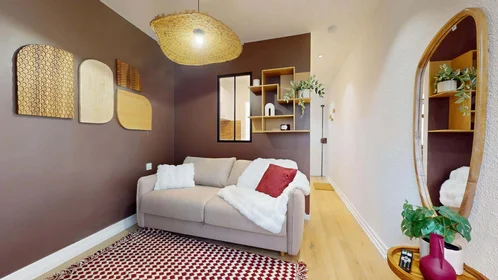 Habitación privada en 82 Av. Charras, 63000 Clermont-Ferrand, France, imagen 1 de 10