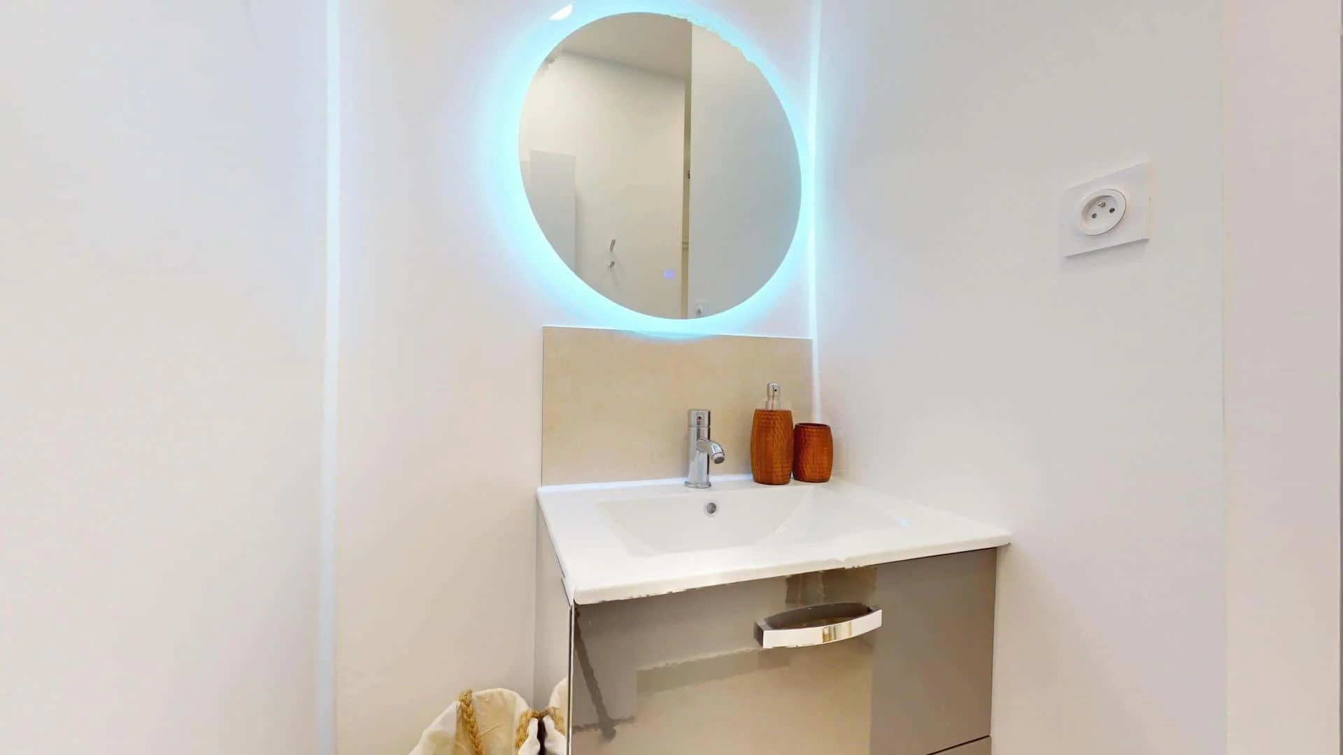 Stanza economica per studenti con ampia illuminazione in 
