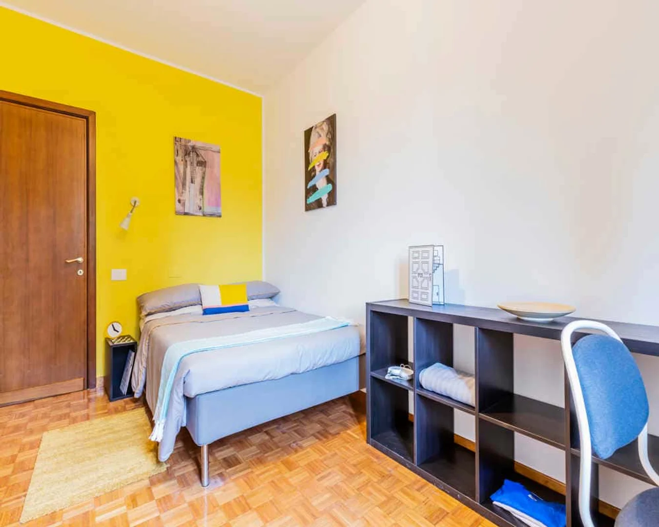 'de modern olanaklara sahip öğrenci dostu oda
