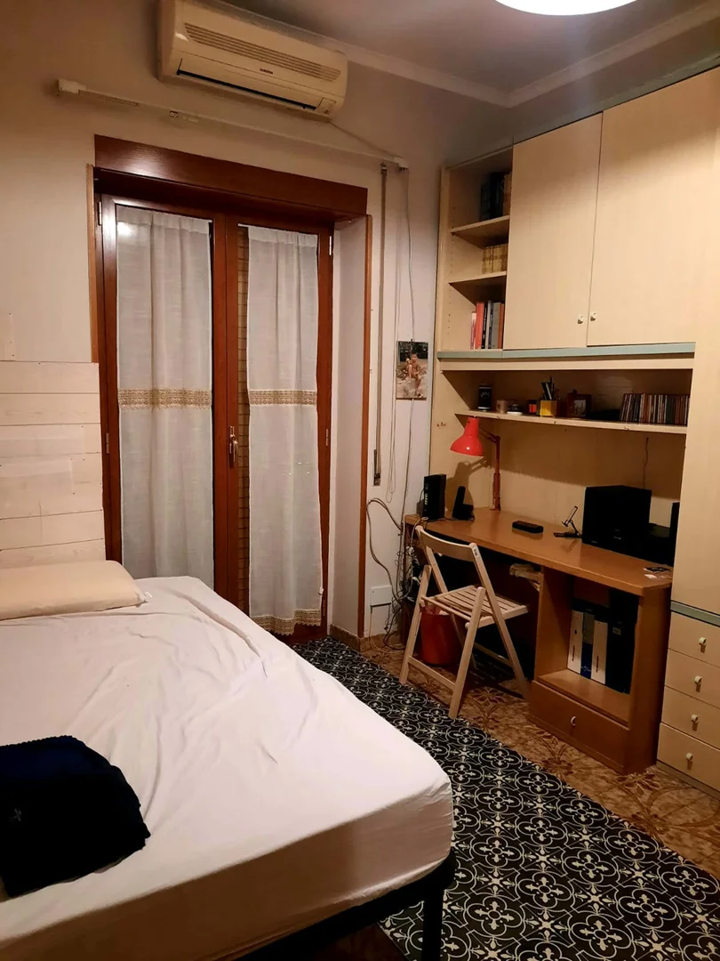 学生公寓房间出租，家具齐全