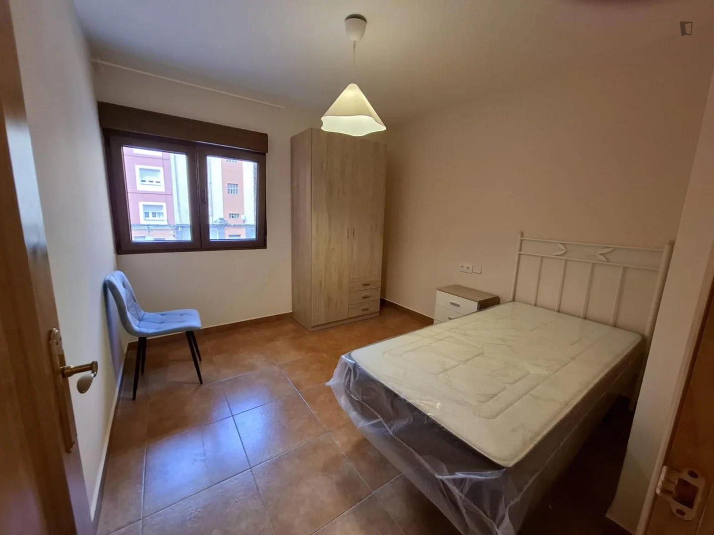 'de öğrenci dairesinde, tamamen mobilyalı kiralık oda
