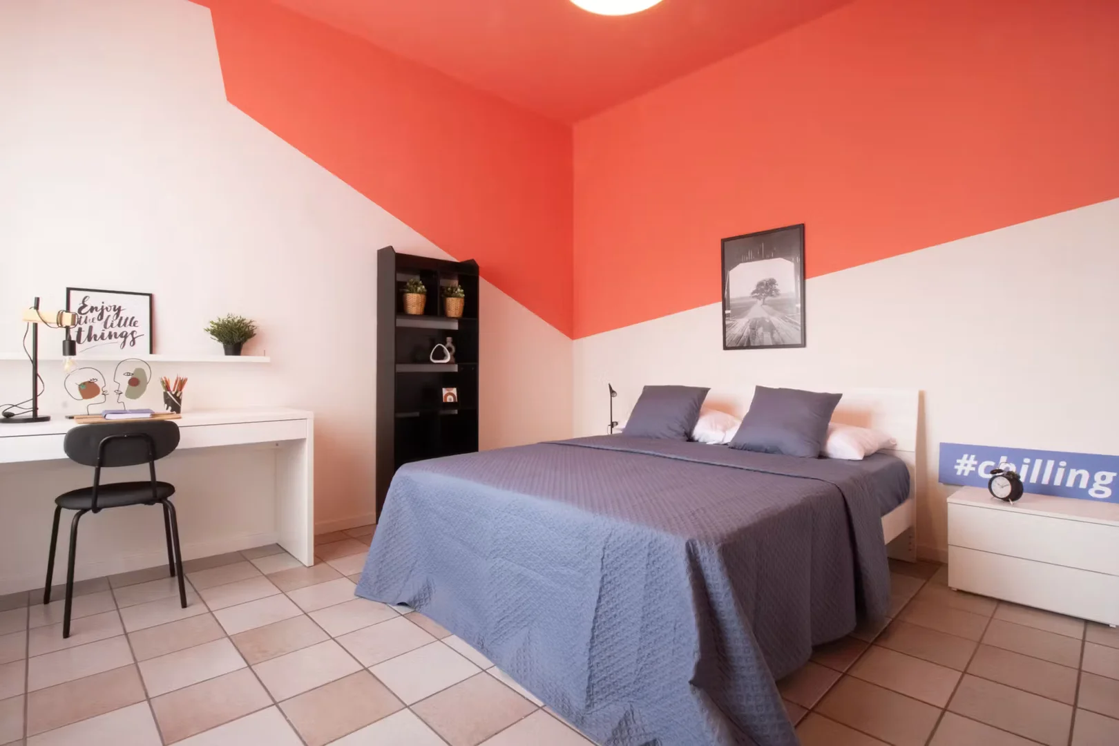 Quarto de estudante em com área de estudo e instalações partilhadas
