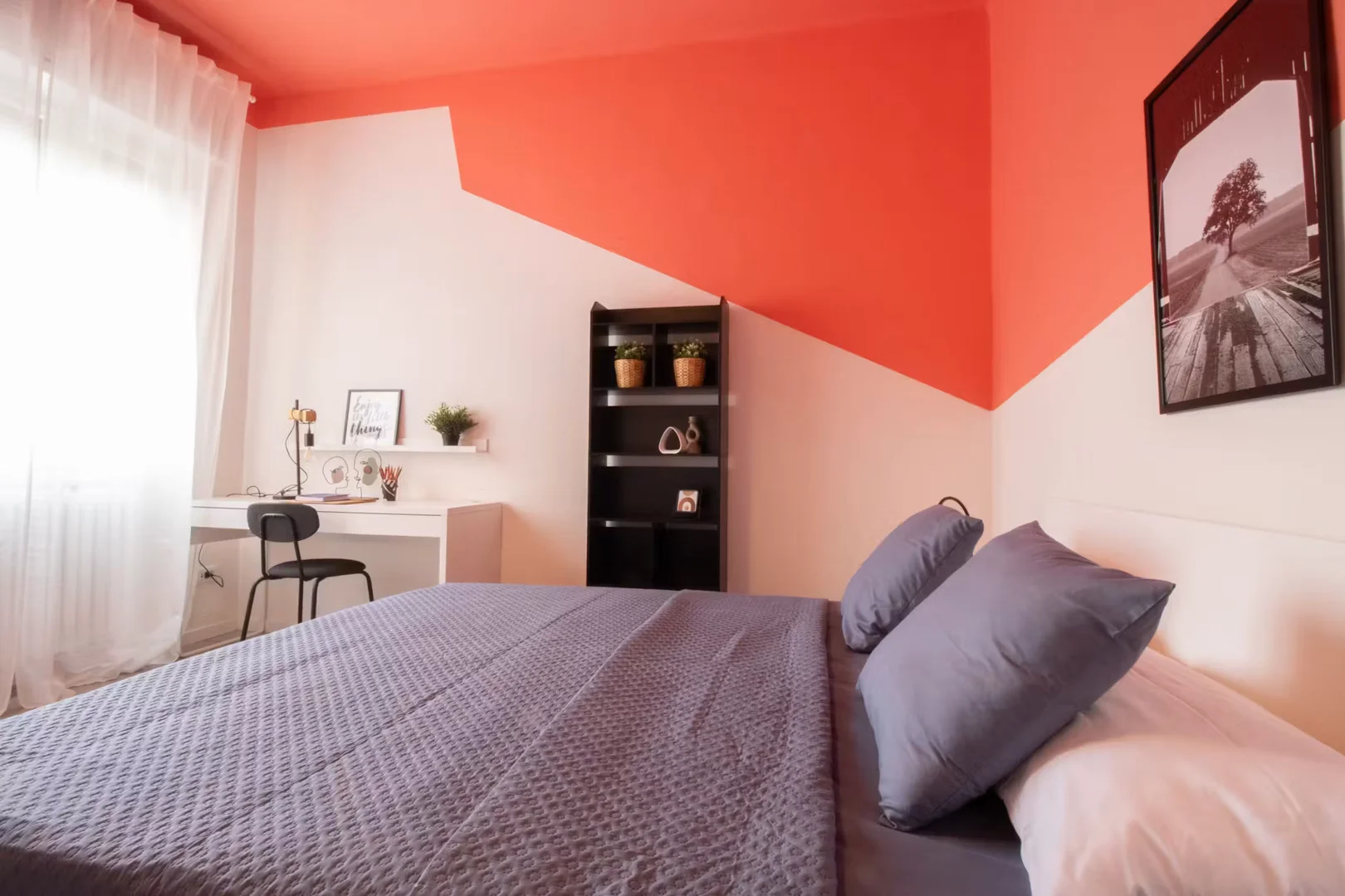 Quarto de estudante luminoso e arejado com acesso fácil à universidade em