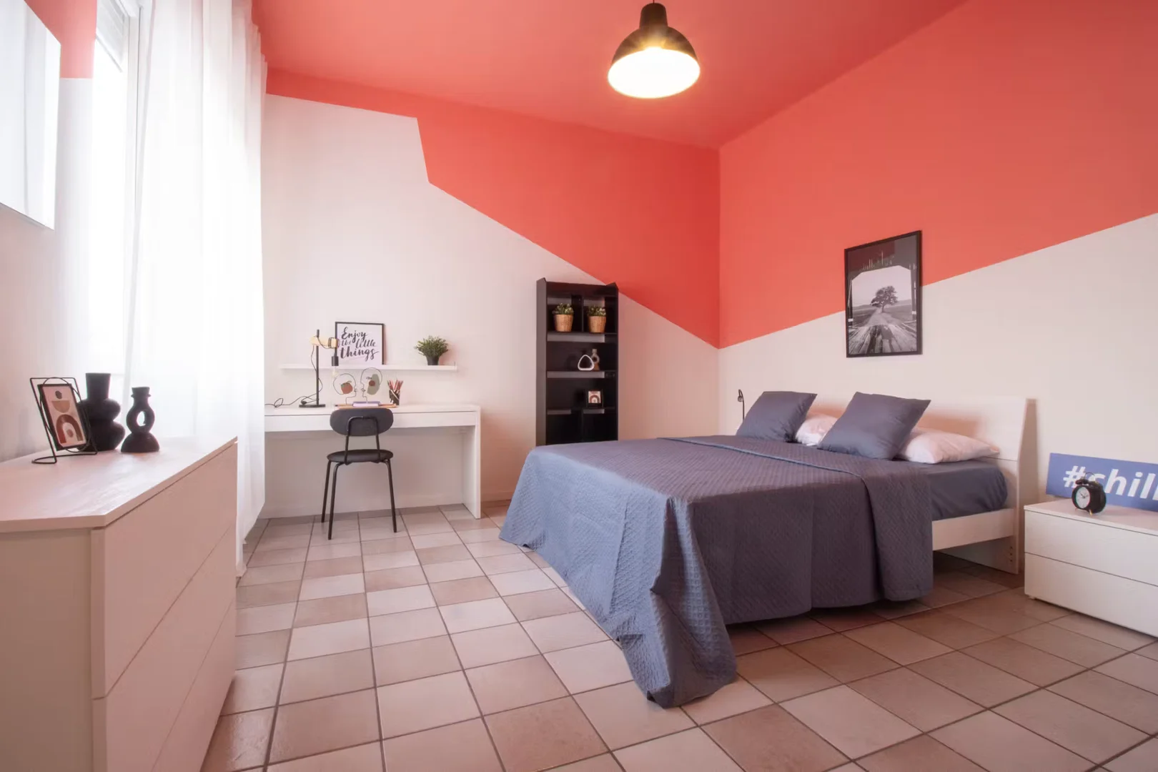 Quarto acessível para estudantes com iluminação ampla em