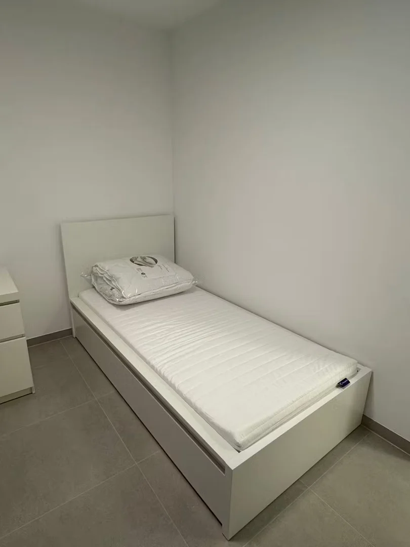 Funkcjonalny pokój studencki idealny do nauki w 