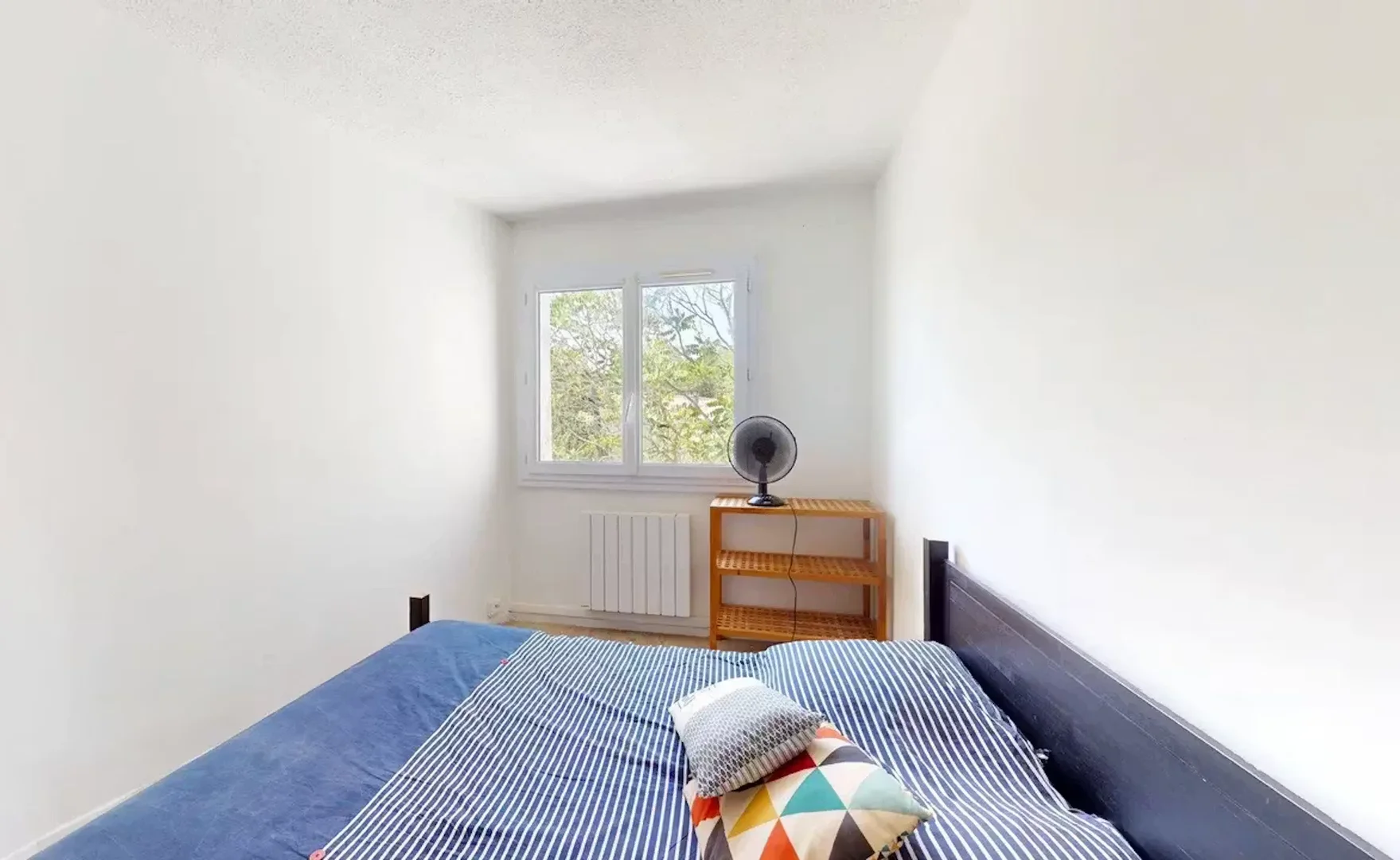 Habitación estudiantil luminosa y aireada con fácil acceso a la universidad en 