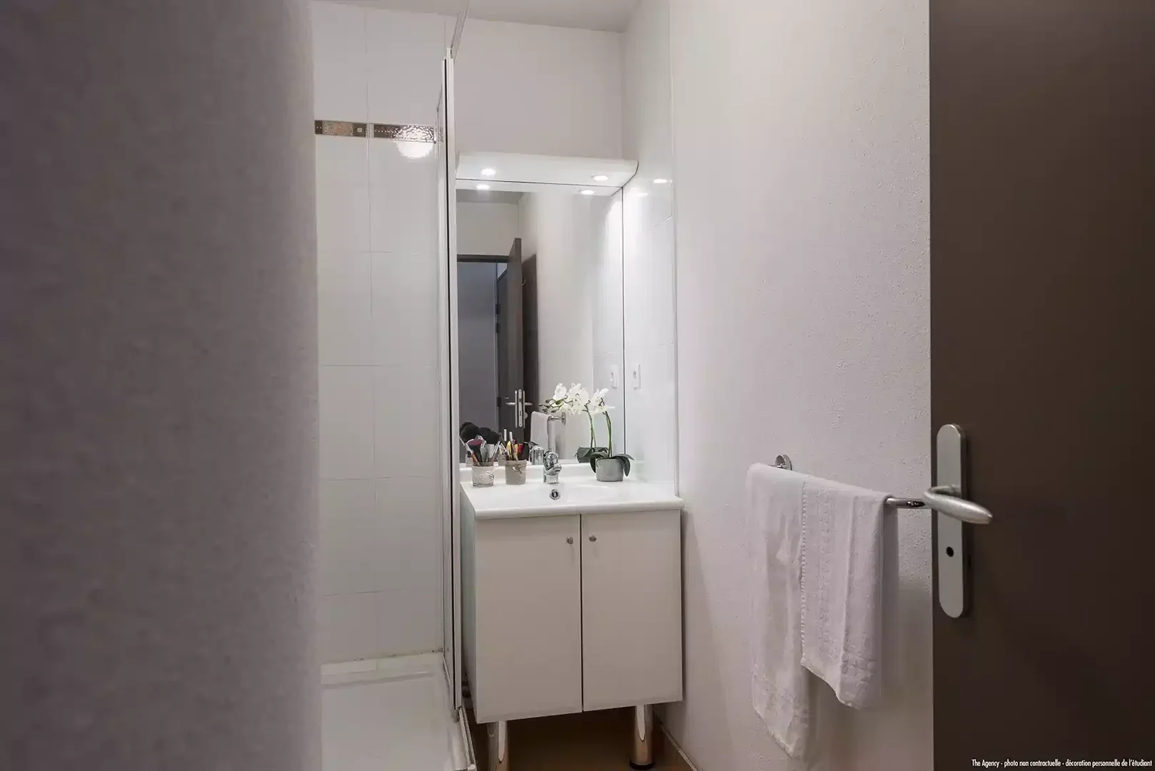 Habitación estudiantil funcional perfecta para estudiar en 
