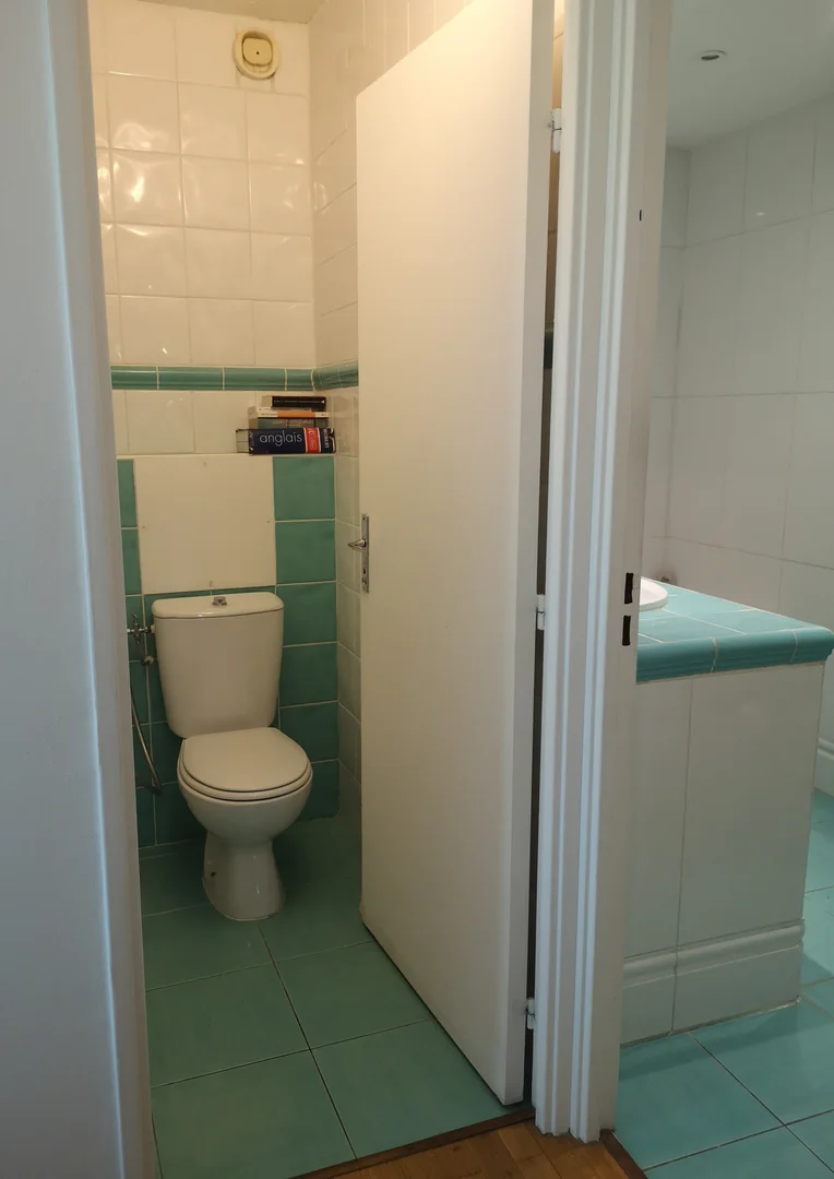 Quarto acessível para estudantes com iluminação ampla em 