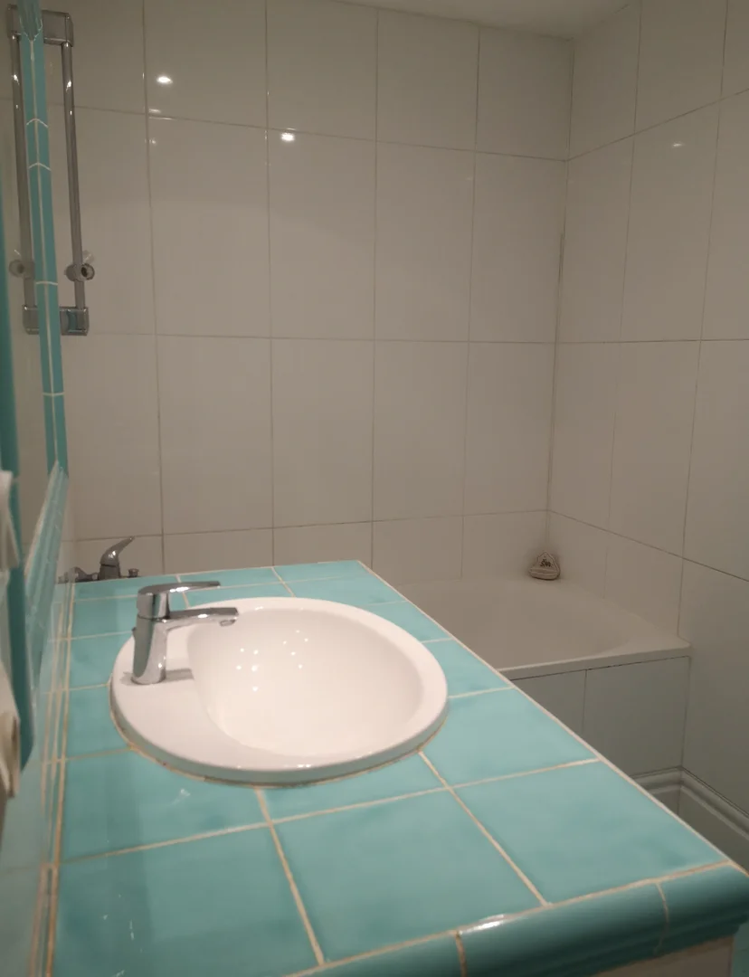 Quarto acessível para estudantes com iluminação ampla em 