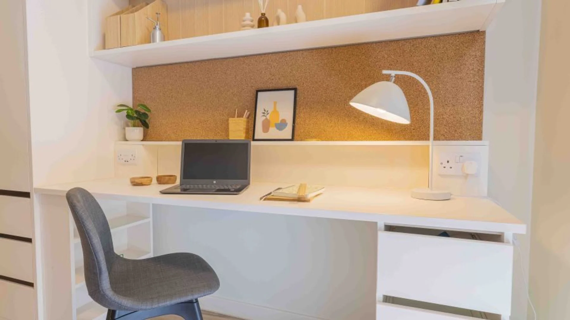 Habitación estudiantil funcional perfecta para estudiar en