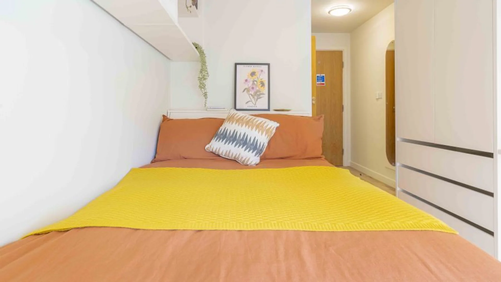 Habitación estudiantil funcional perfecta para estudiar en