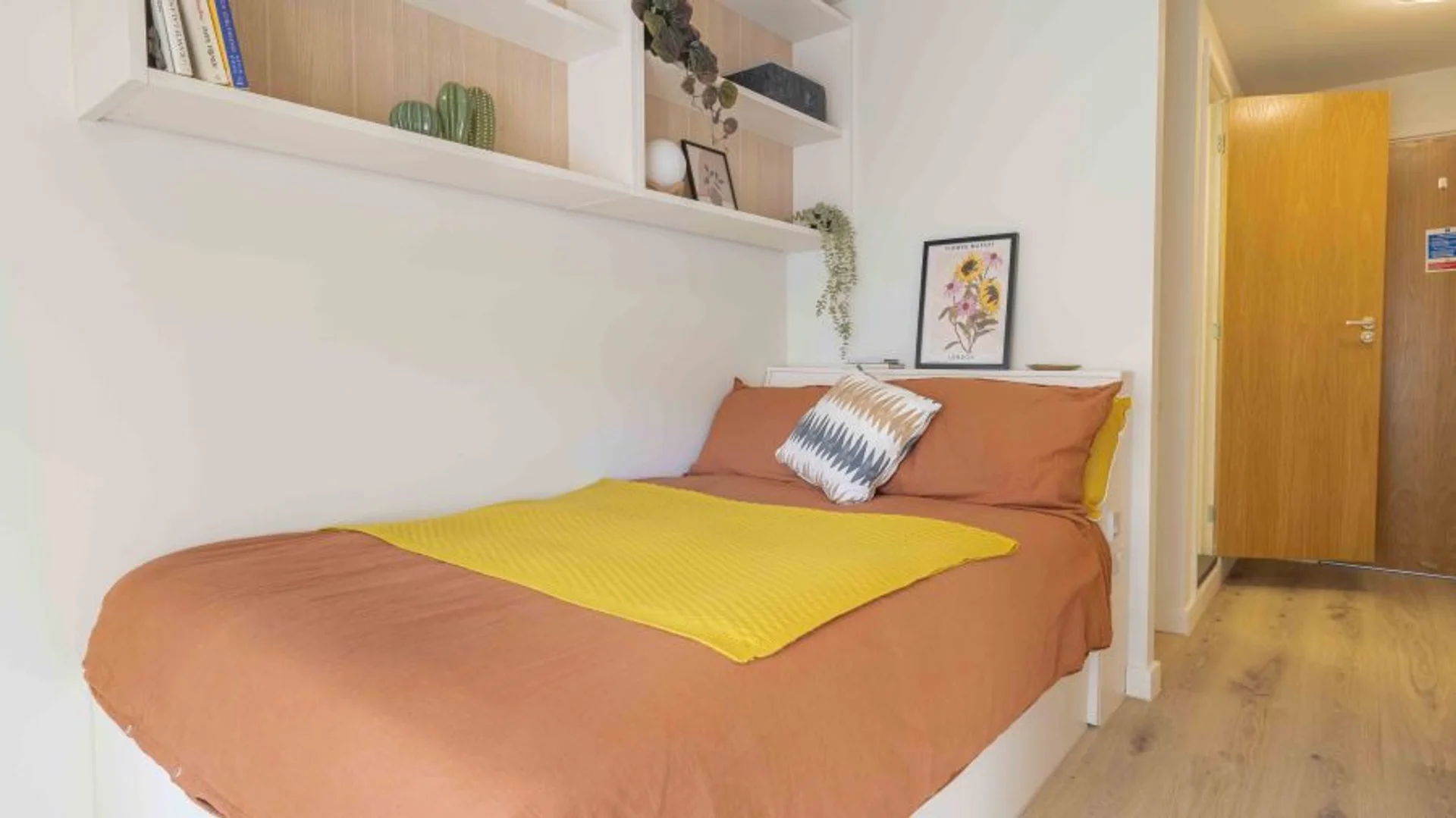 Habitación estudiantil luminosa y aireada con fácil acceso a la universidad en