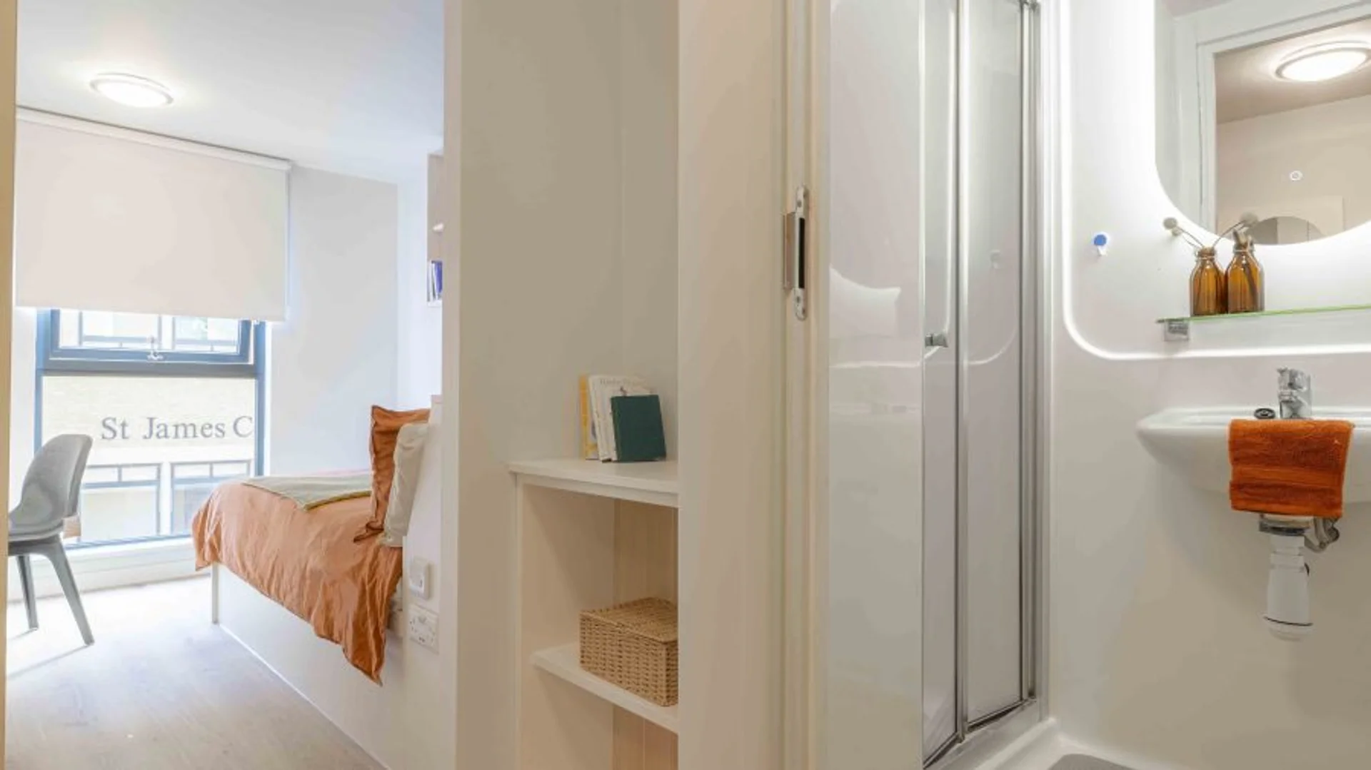 Habitación estudiantil amplia y cómoda en