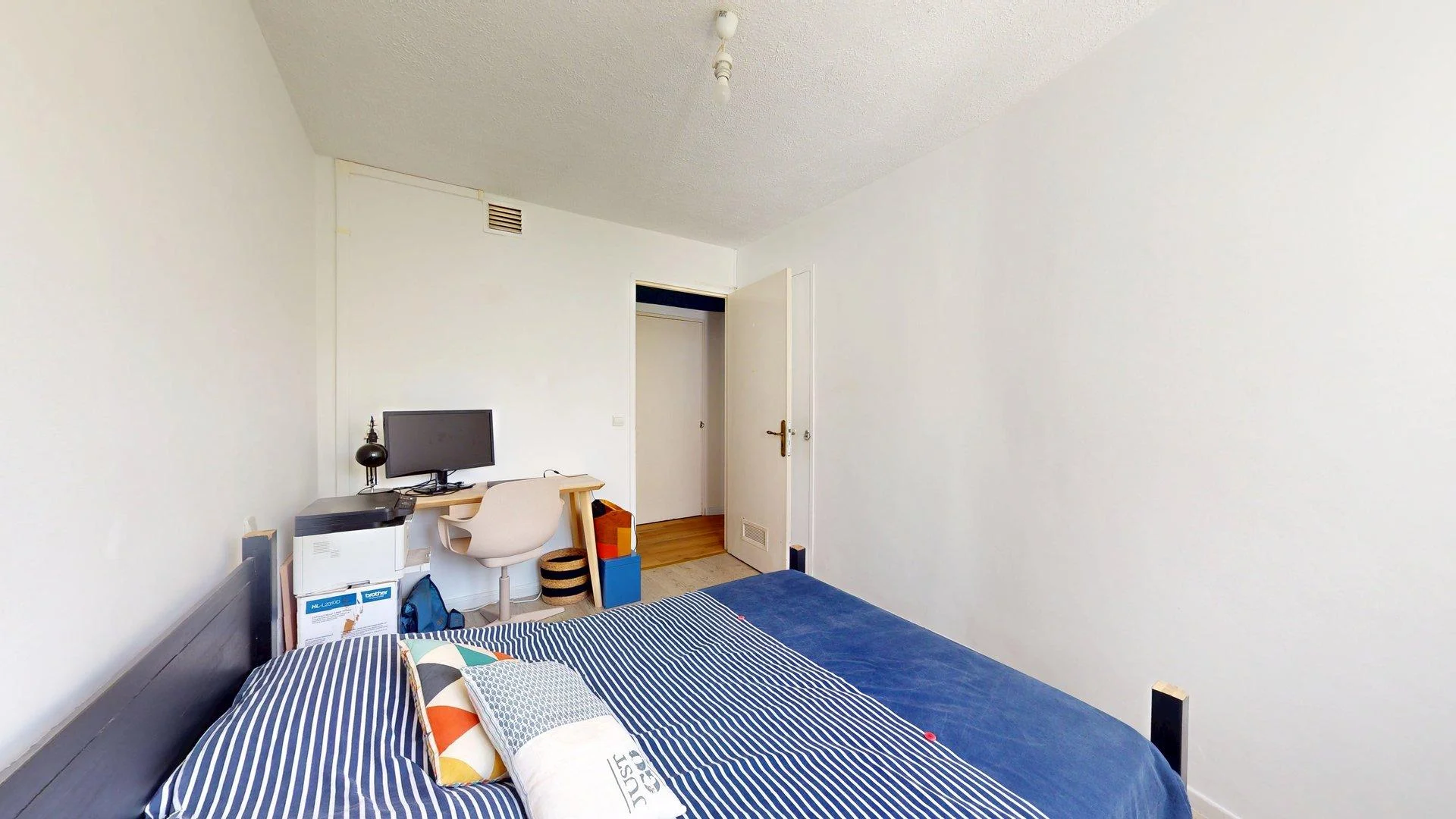 Habitación para estudiantes en con área de estudio y facilidades compartidas