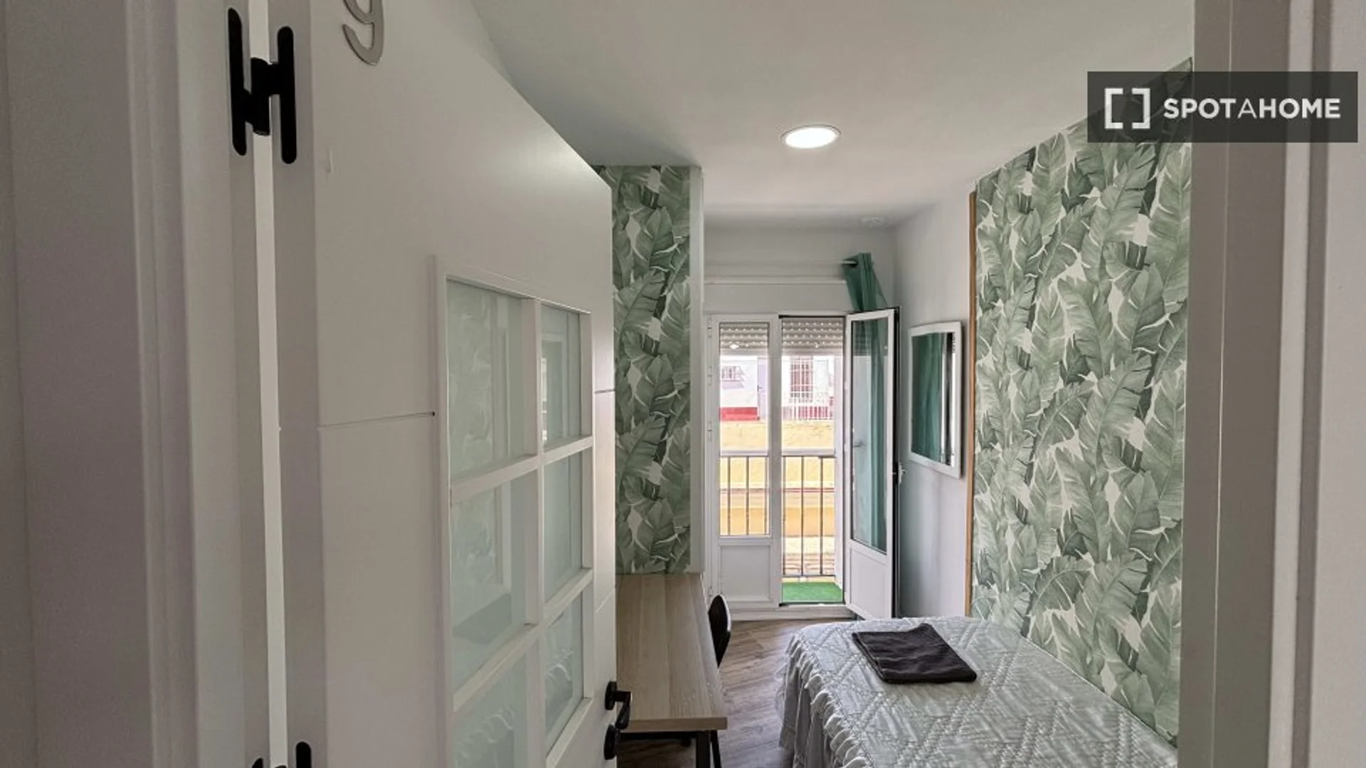 Economical student room with convenient location in 