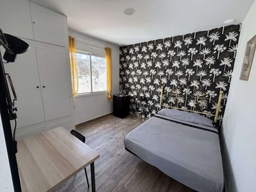 Günstiges Privatzimmer in {area}