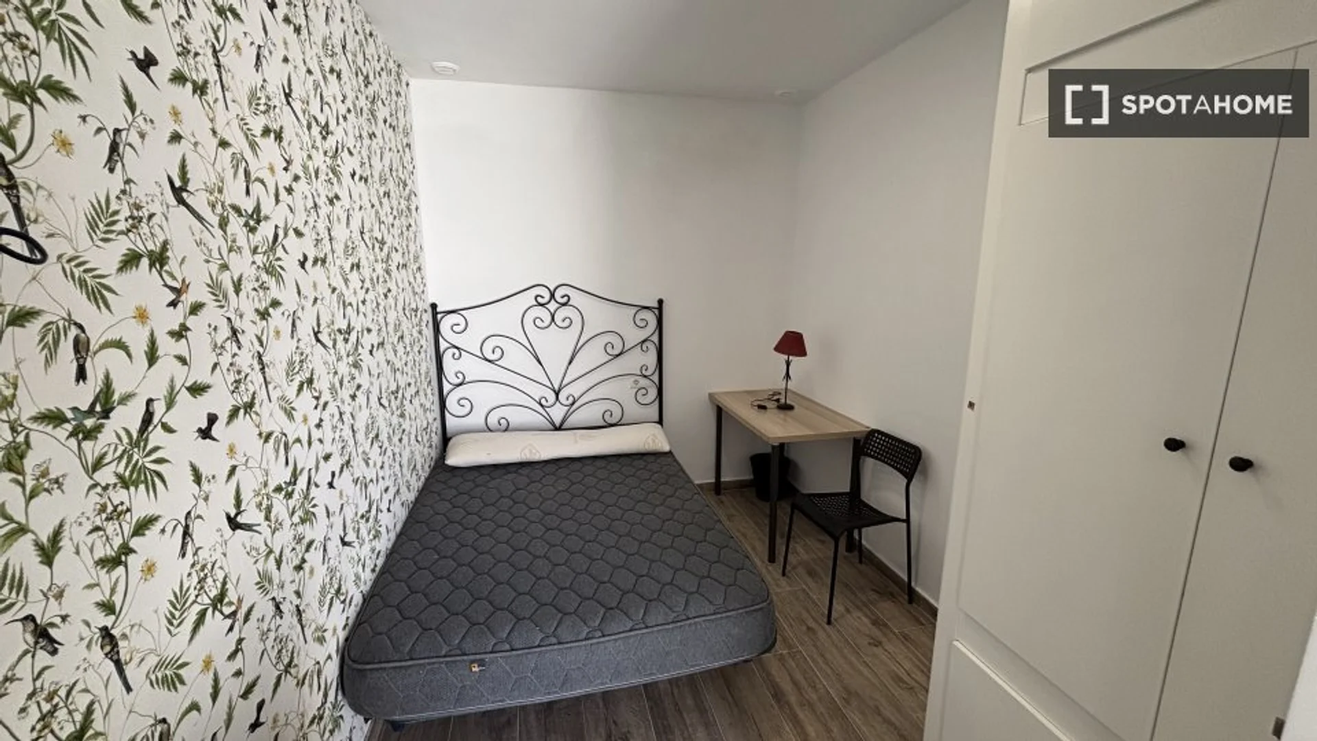 Habitación estudiantil luminosa y aireada con fácil acceso a la universidad en 