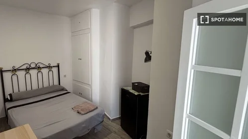 Quarto privado em Calle Cervantes, imagem 4 de 19