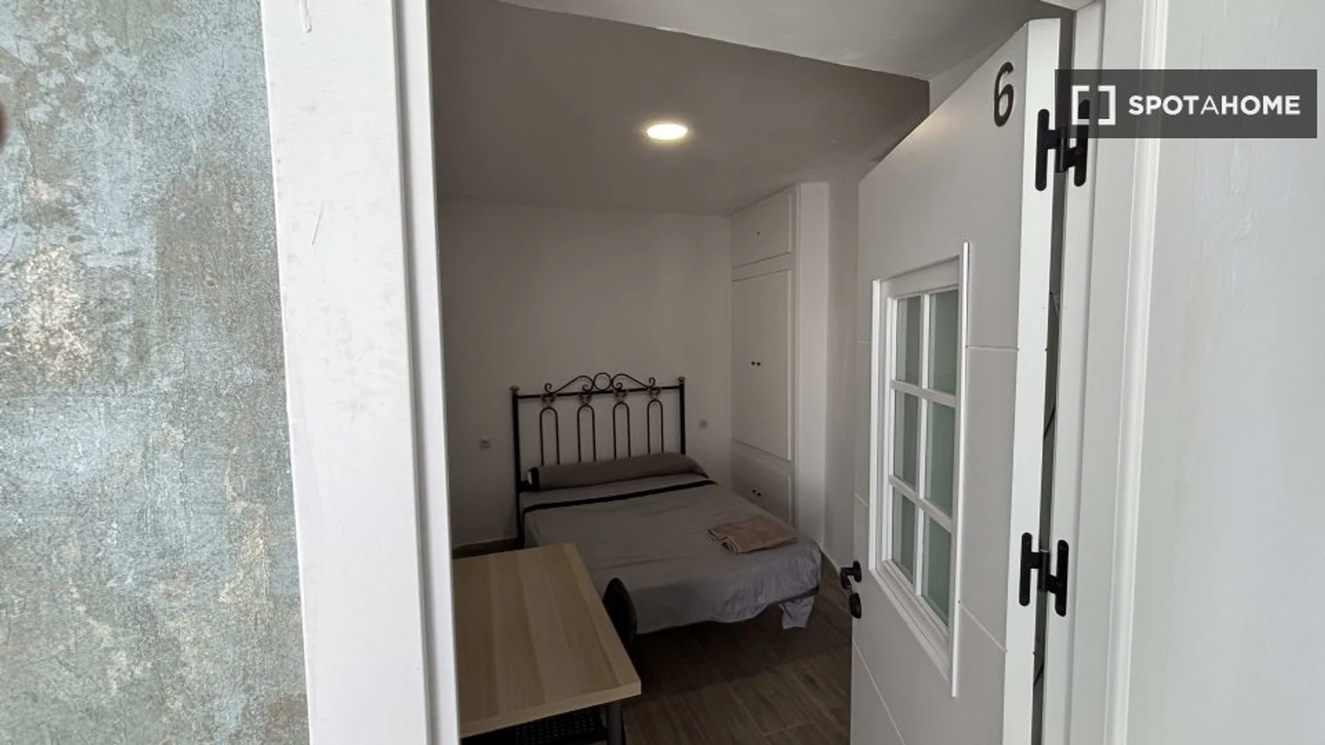 Habitación estudiantil luminosa y aireada con fácil acceso a la universidad en 