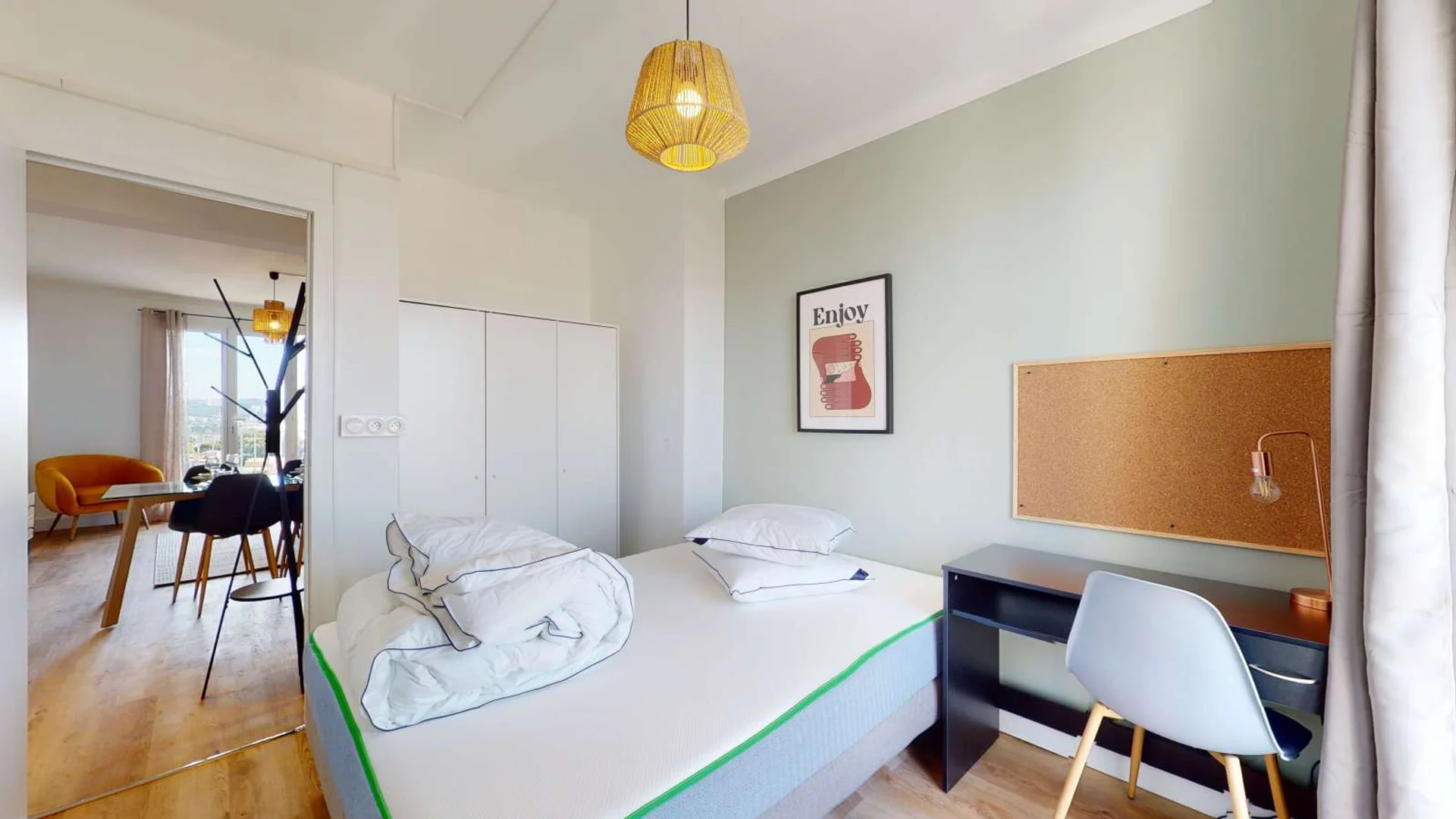 Quarto de estudante económico perto do campus em 