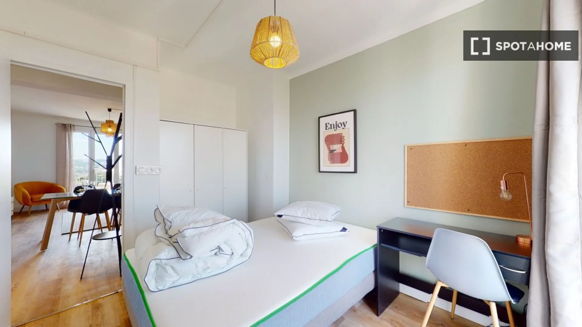 Quarto de estudante económico perto do campus em 