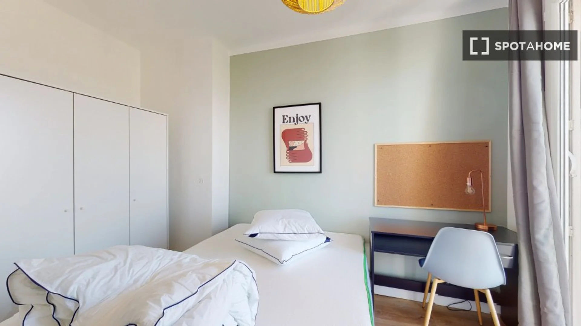 Quarto de estudante confortável e espaçoso em 