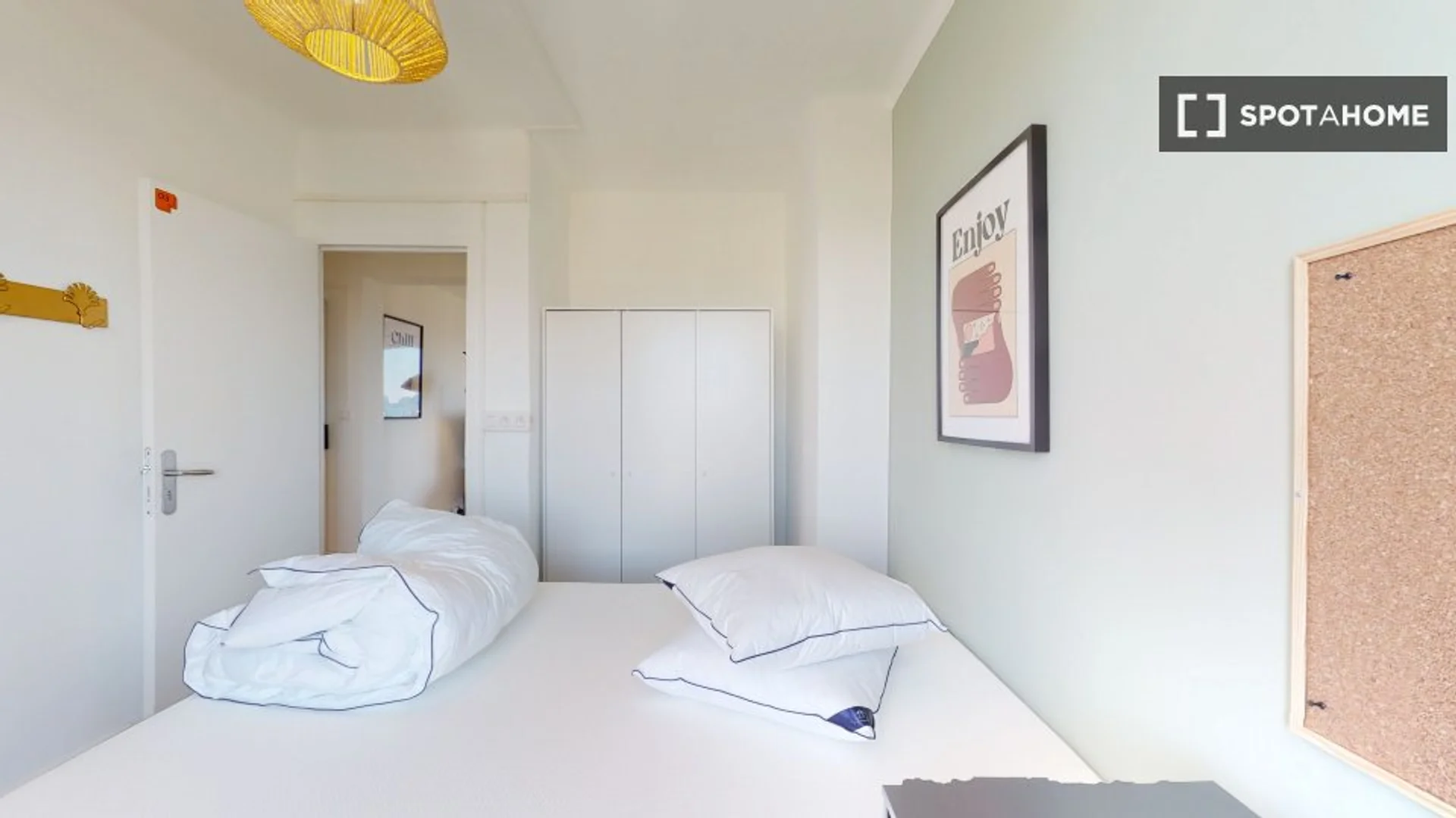 Quarto de estudante em  com área de estudo e instalações partilhadas