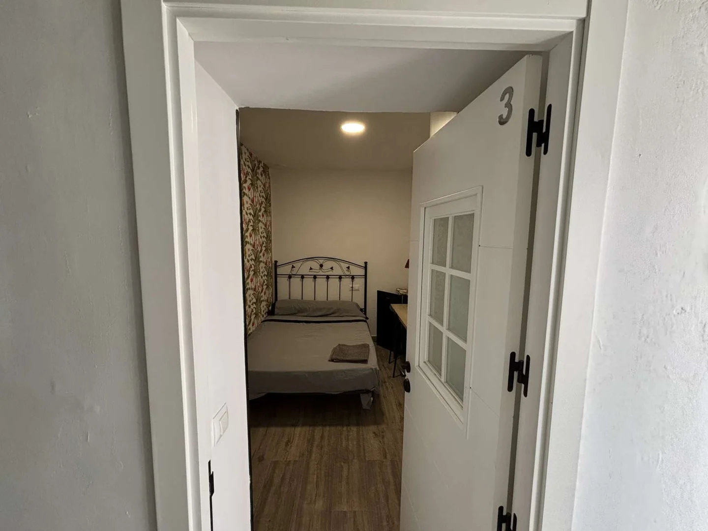 Habitación estudiantil funcional perfecta para estudiar en 