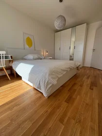 Dairenin tamamı konumu Goldina-Hirschberg-Str. 11, 60486 Frankfurt am Main, Alemania, 25 27 görüntüsü