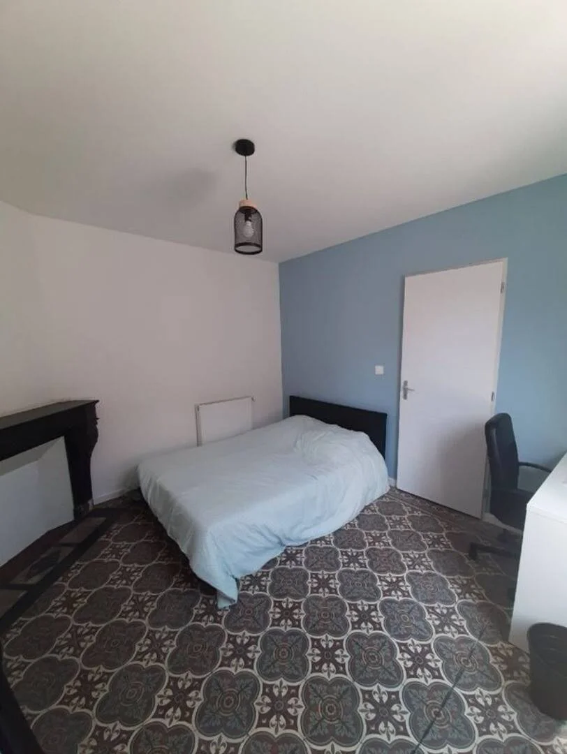 Student-friendly room in  with modern amenities