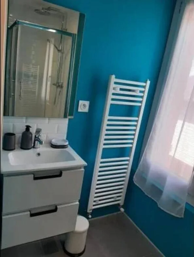 Bright and airy student room with easy university access in 