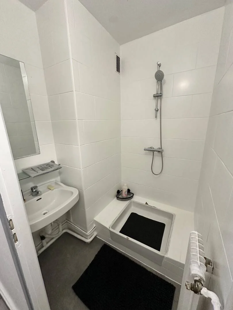 'de öğrenci dairesinde, tamamen mobilyalı kiralık oda