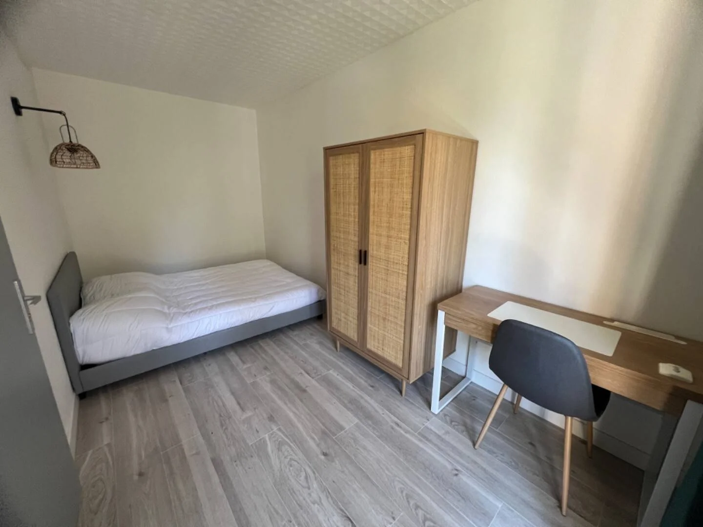 Quarto de estudante económico com localização conveniente em 