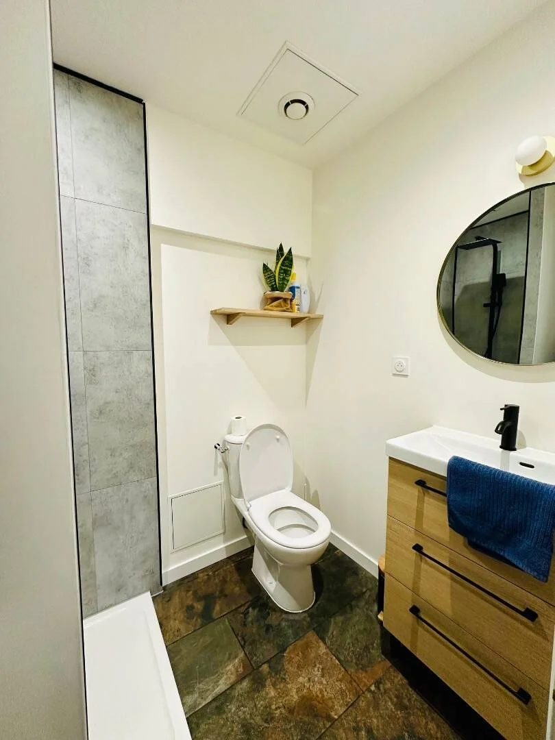 Chambre d'étudiant à  avec espace d'étude et installations communes