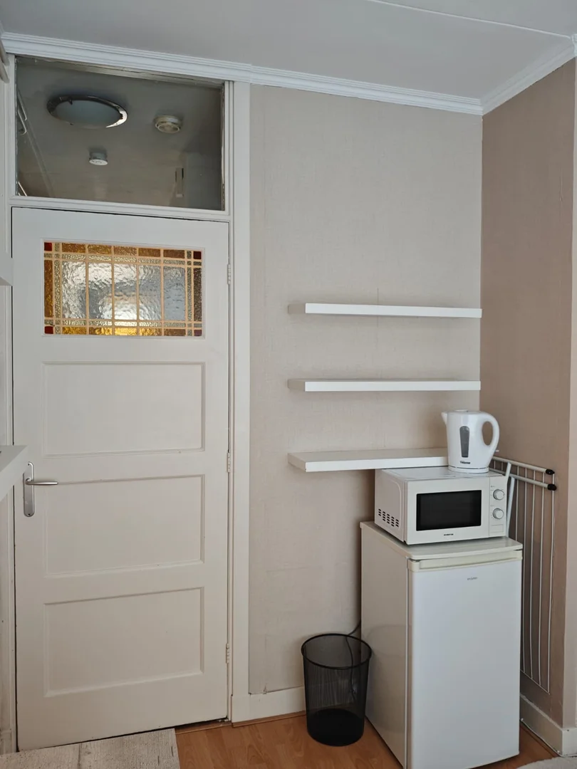 Chambre d'étudiant à  avec espace d'étude et installations communes