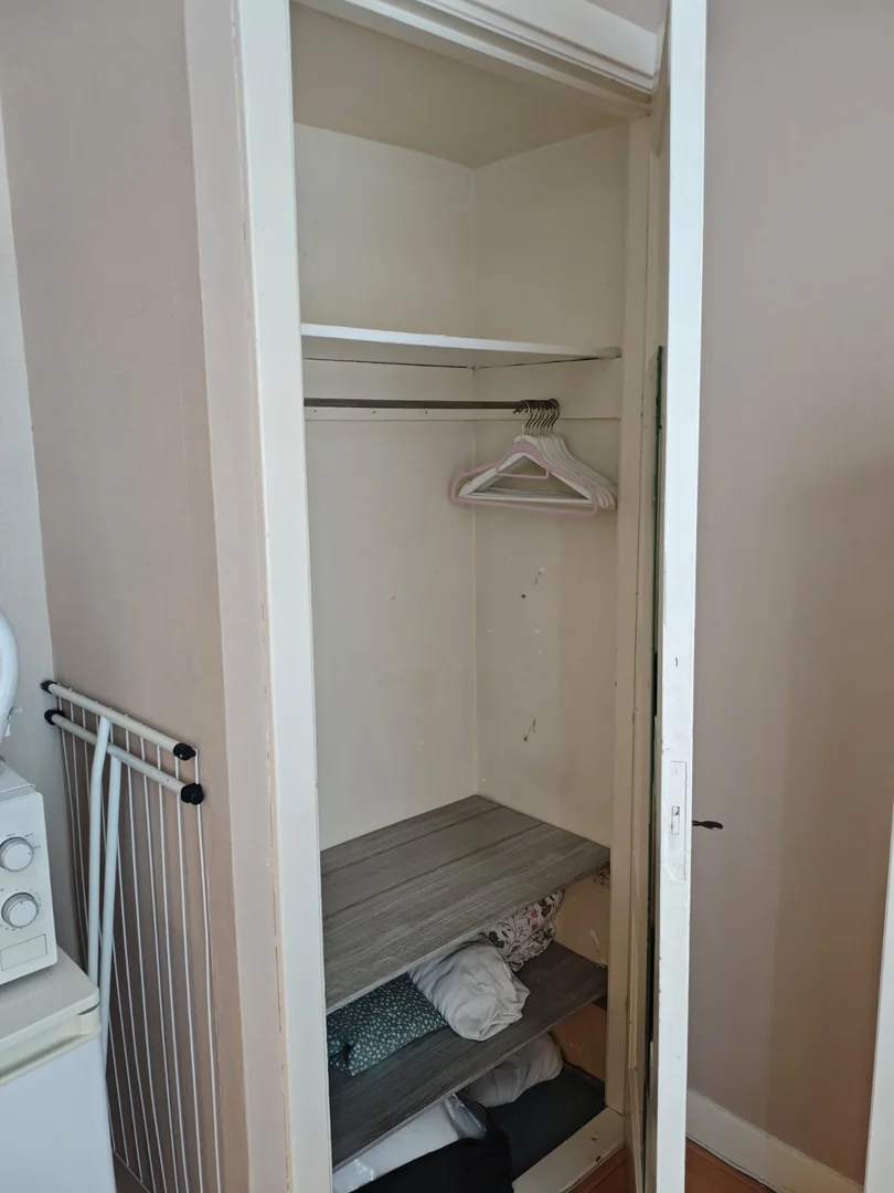 Chambre confortable pour étudiants disponible dans 