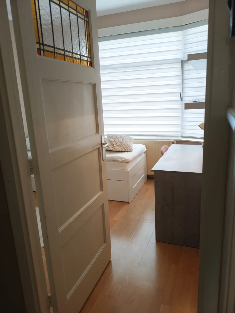 Chambre abordable pour les étudiants avec un bon éclairage dans 