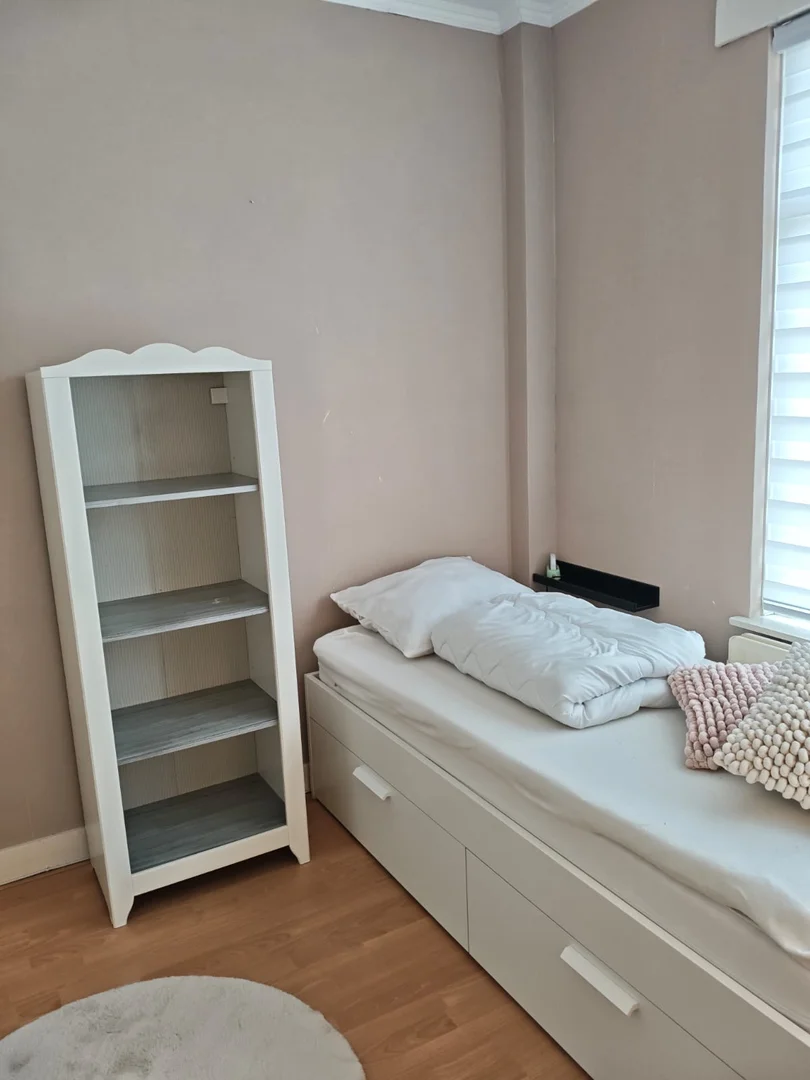 Chambre confortable pour étudiants disponible dans 