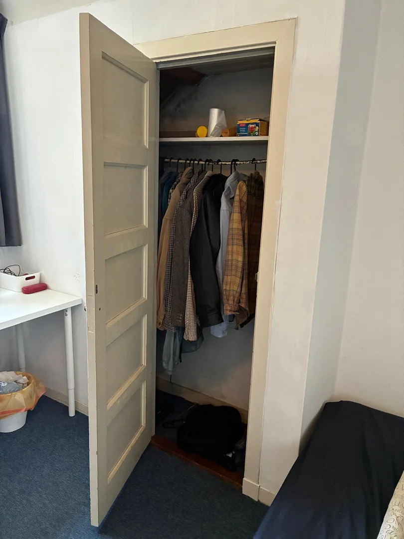 Functional student room perfect for studying in 