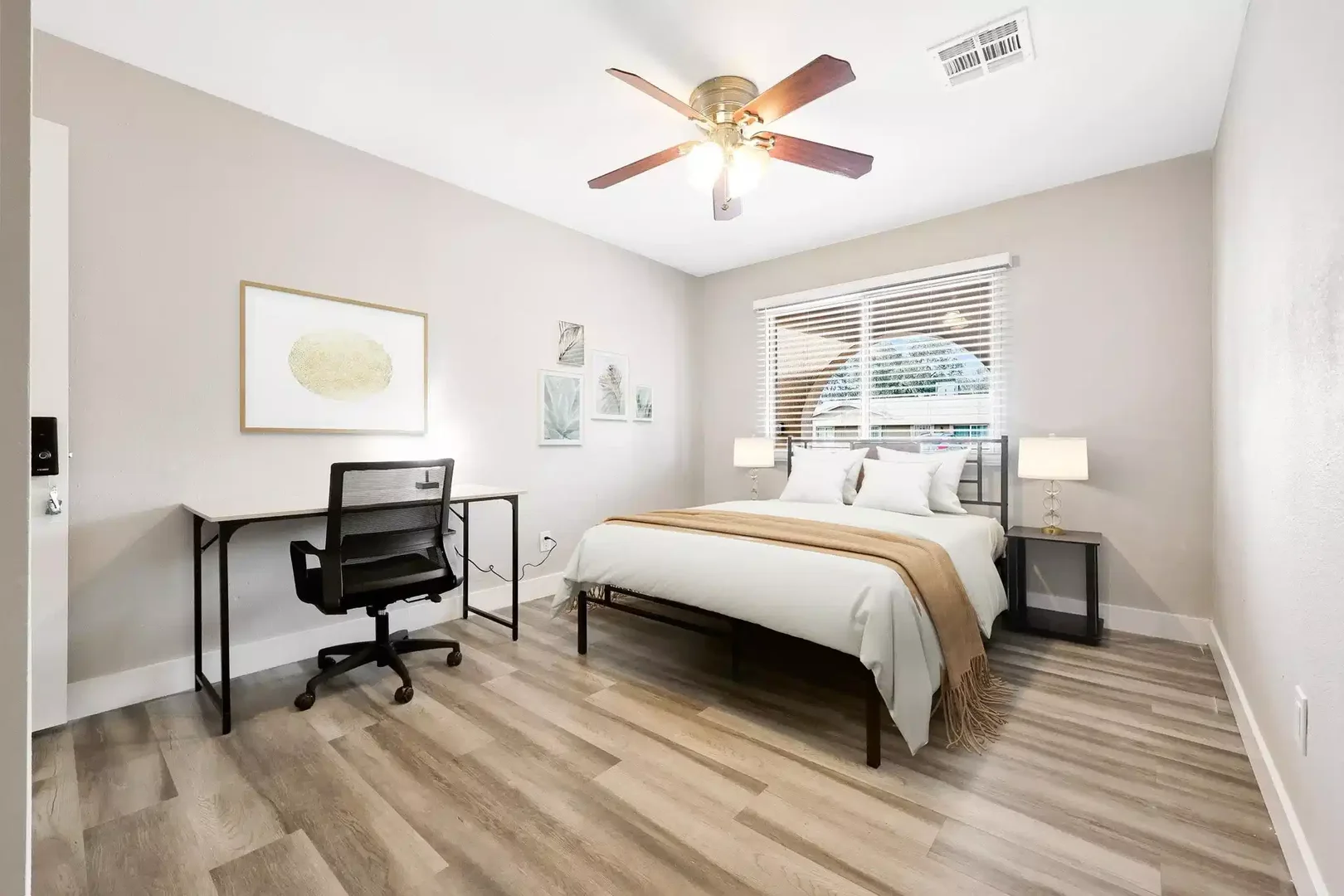 Habitación estudiantil funcional perfecta para estudiar en 