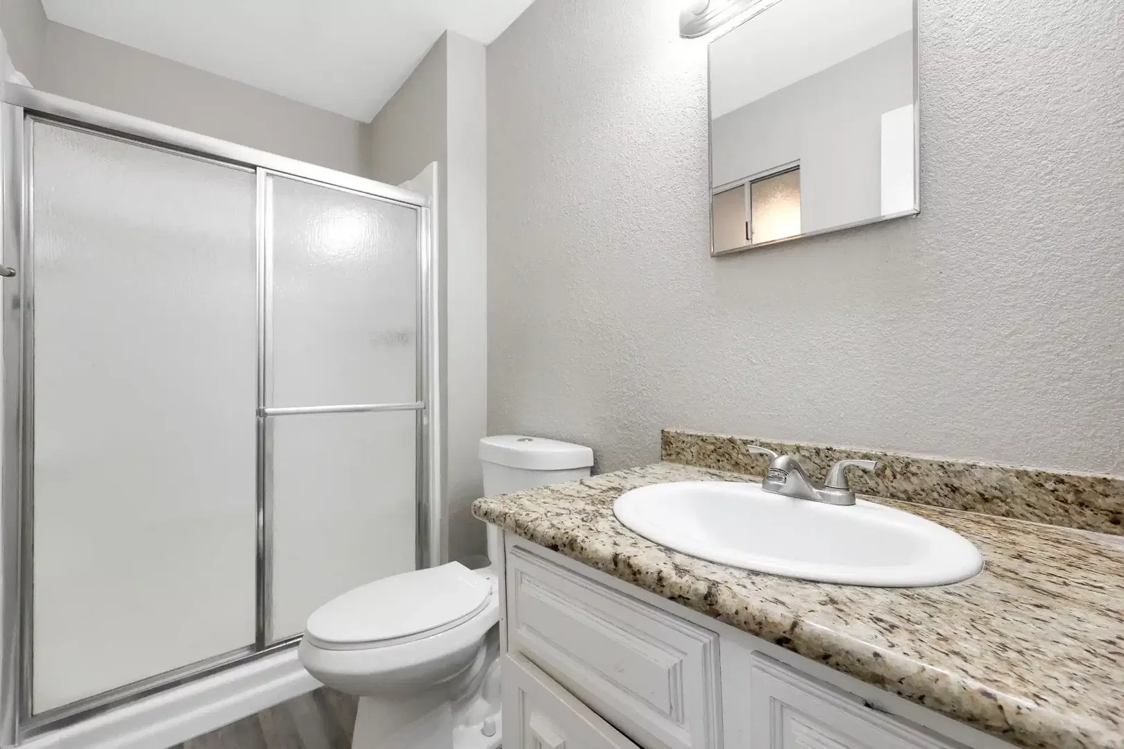 Habitación estudiantil funcional perfecta para estudiar en 