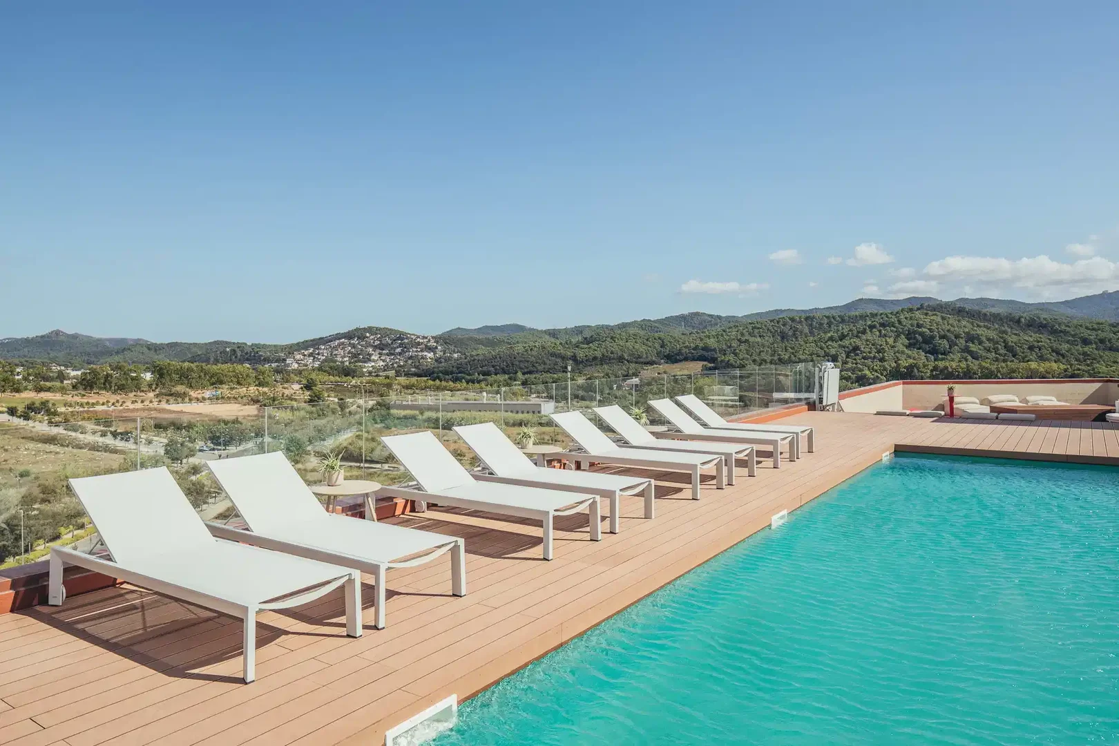 Stanza economica per studenti con ampia illuminazione in 