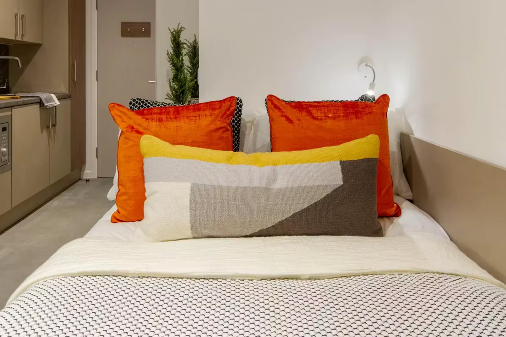 Habitación asequible para estudiantes con buena iluminación en